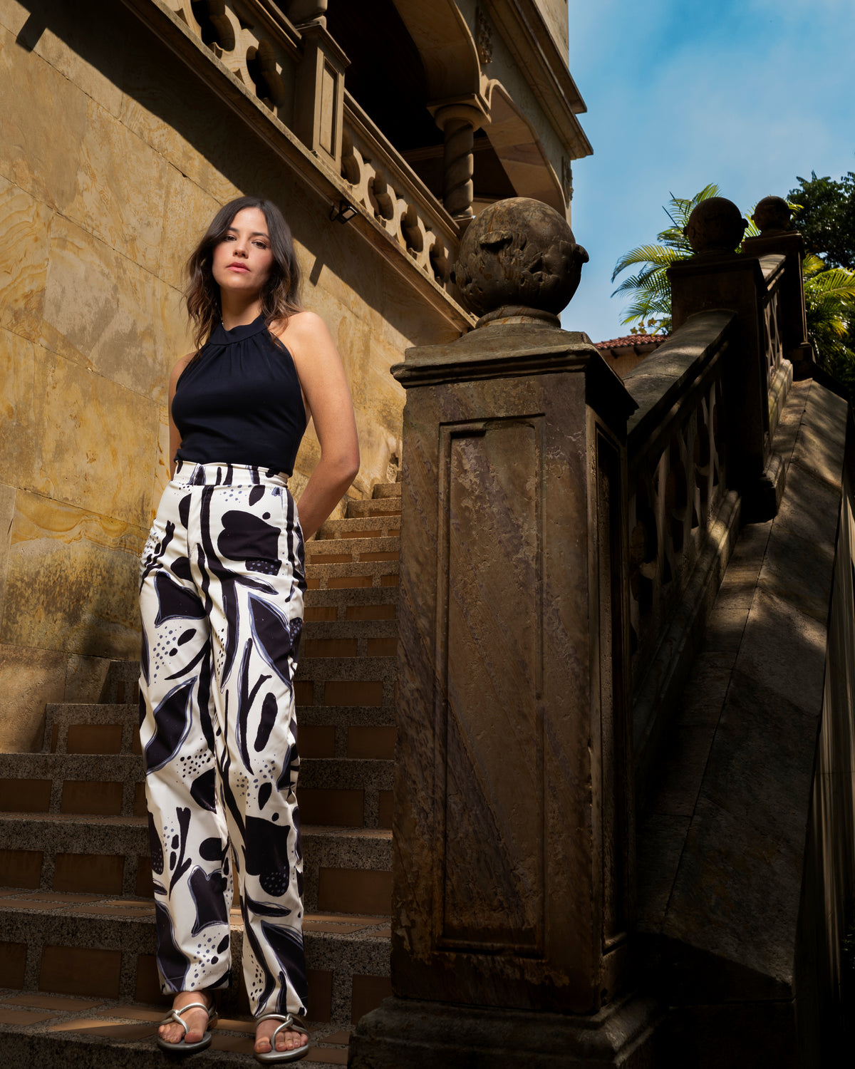 Modelo usando Graze Body e Indmita Pants Azules de Brunner